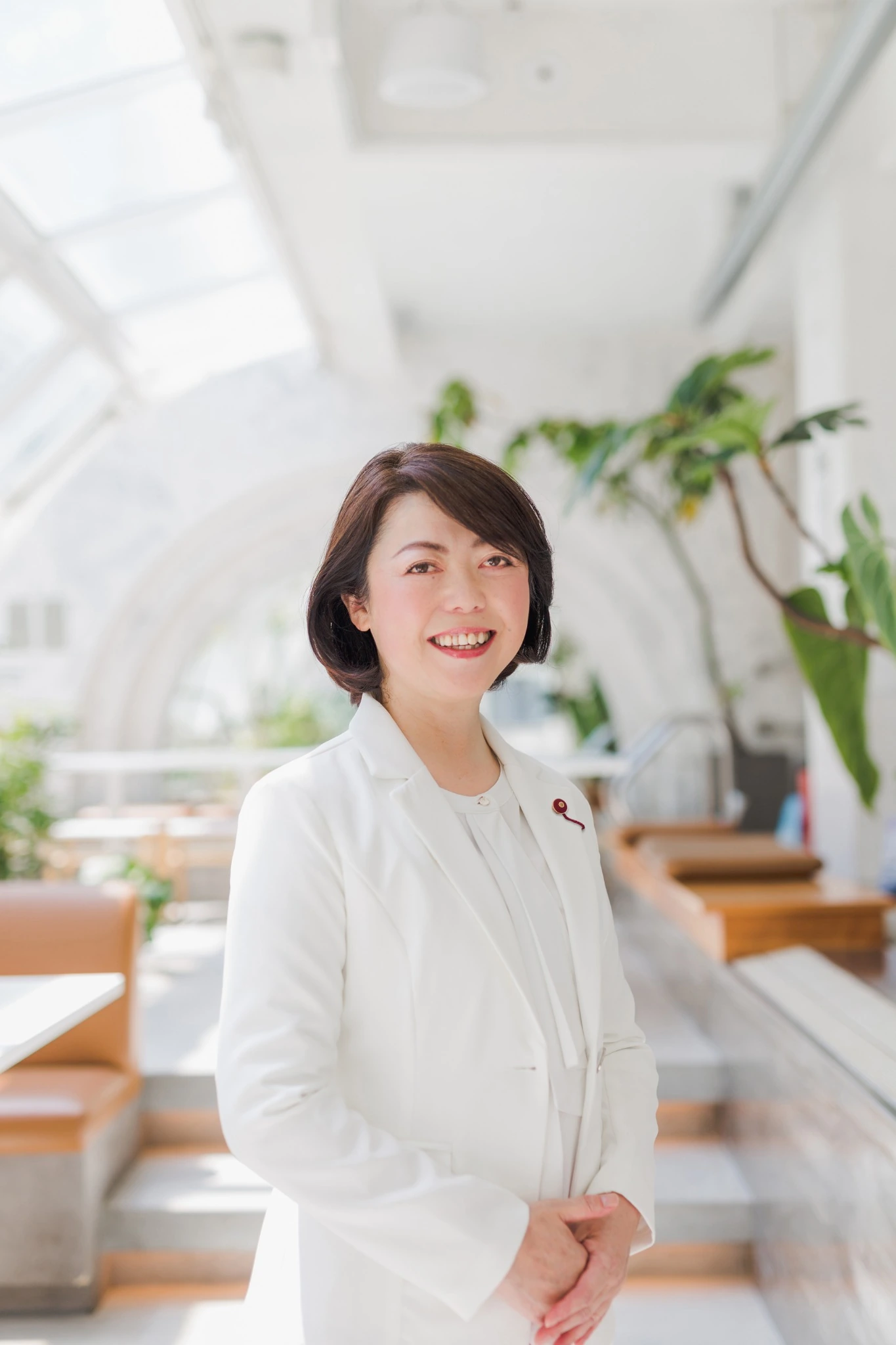白いジャケットを着て微笑む川上ともみ